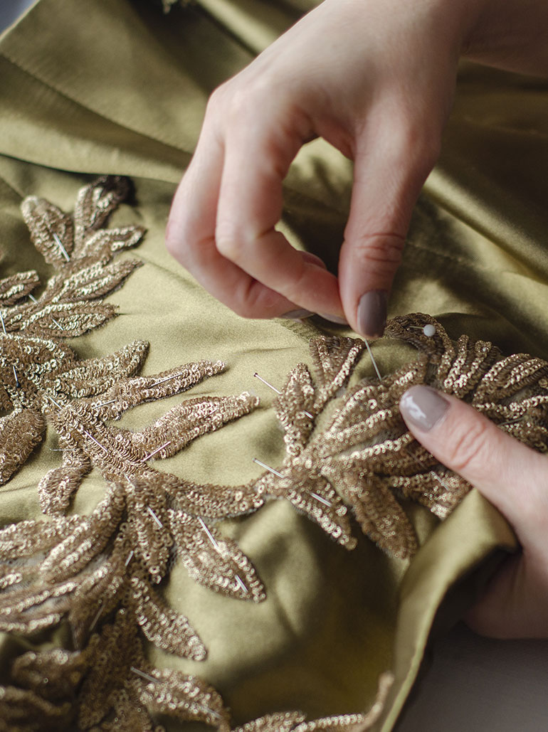 Pourquoi choisir une tenue sur mesure pour un mariage ?